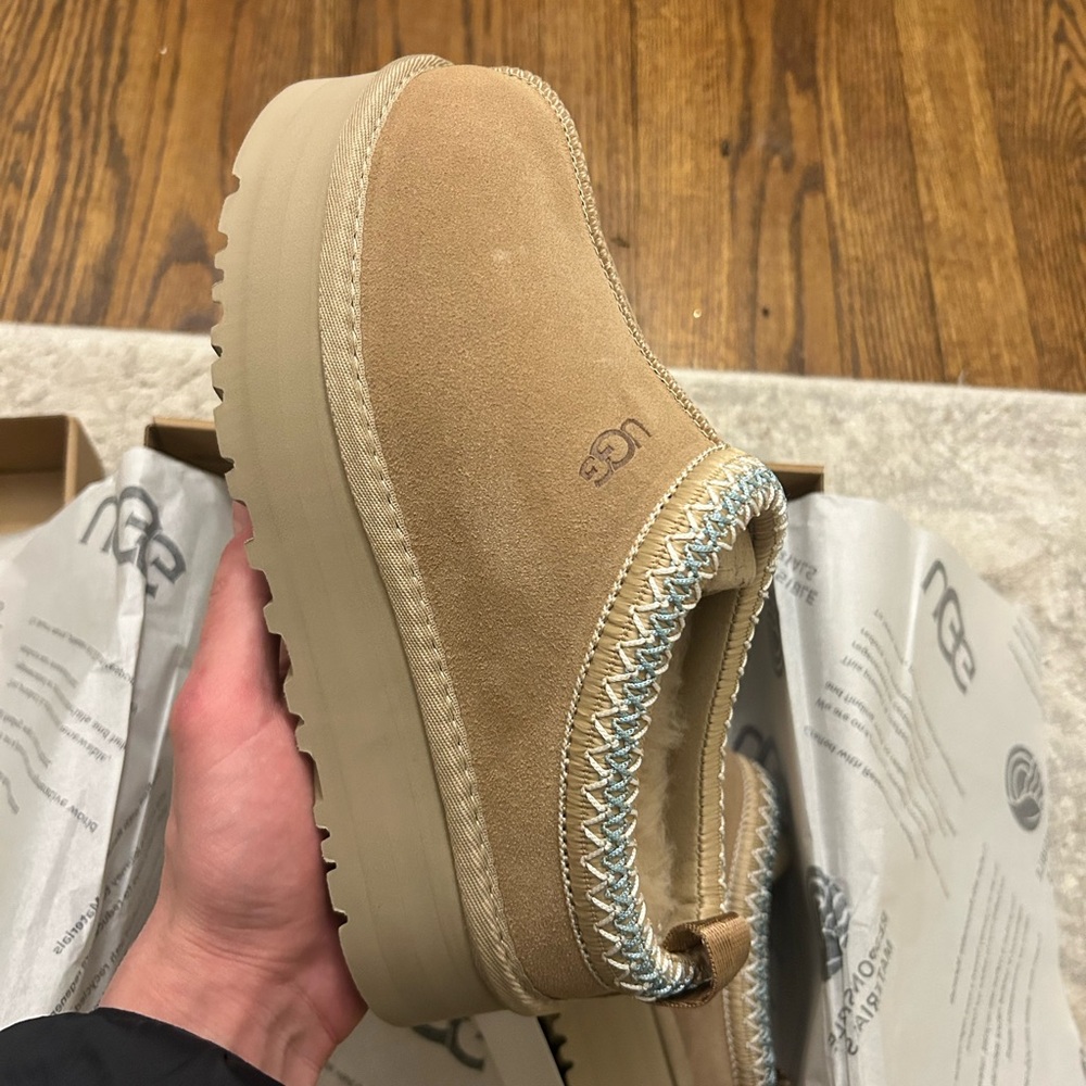 BRAND NEW Ugg Women’s Platform Tazz slippers in Sand/blue color! Size 7!